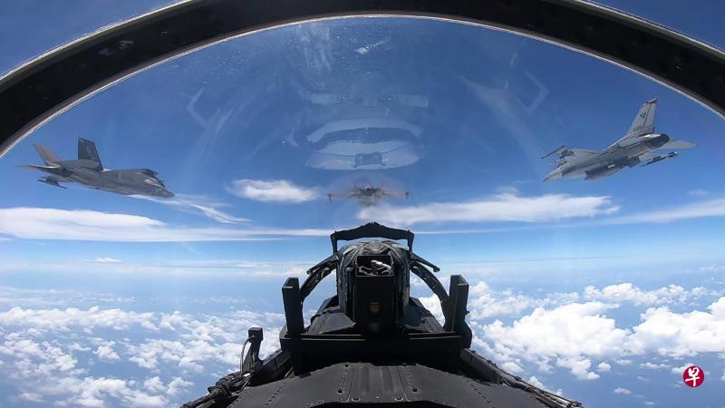 我国空军战机（右）与美国海军陆战队F-35B型战机（中与左）进行联合训练。图是从我国空军战机的驾驶舱拍摄。（取自空军部队面簿）