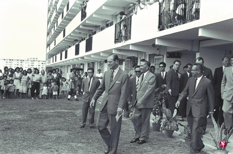1965年2月，菲利普亲王（前）到访新加坡，在时任新加坡自治邦元首尤索夫依萨（前右二）和国家发展部长林金山（前右一）陪同下，参观位于亚历山大路“公主楼”（Princess House）的建屋发展局总部。他过后续程参观女皇镇组屋区和裕廊工业区，吸引不少民众围观。（档案照片）