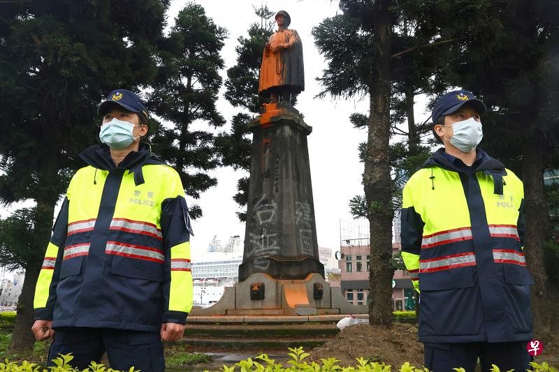 台湾已故总统蒋介石的铜像在绿营或台独人士眼里，属于“威权象征”。图为今年3月3日，基隆市两名警员在一座被人泼漆涂污的蒋介石雕像看守。（路透社）