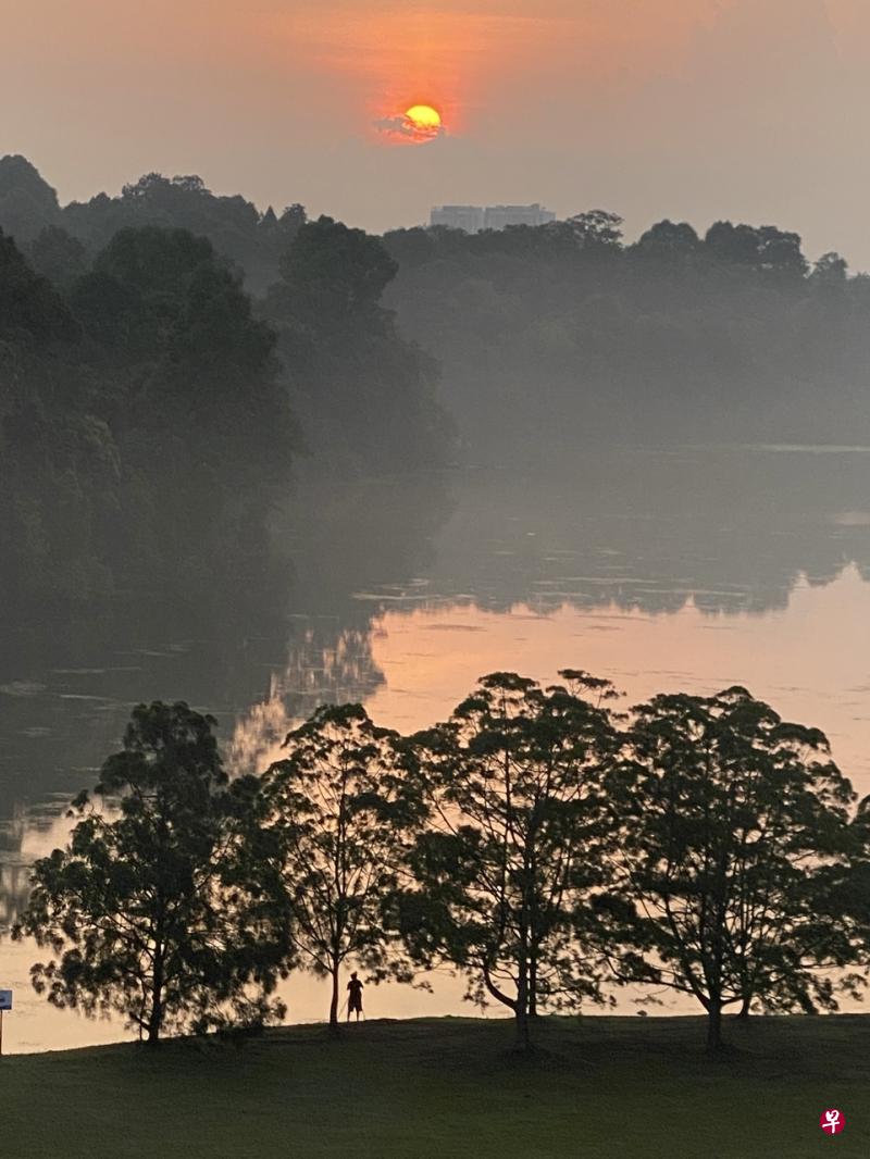 选择在日出日落时段出行，能遇见截然不同的风景。（叶孝忠摄）