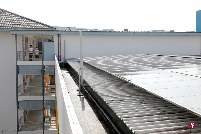 淡滨尼中学在学校各建筑顶层安装太阳能板供电，是本地第一所正能源学校。（林国明摄）