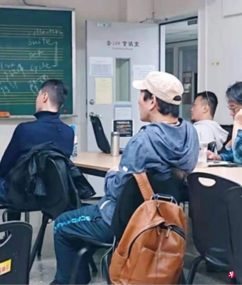赵传（小图，互联网）分享自己“被捕获”坐在教室内上课的背影照（戴帽者）。（面簿图）