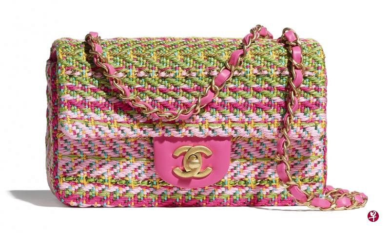 Chanel的糖果色包明丽迷人。
