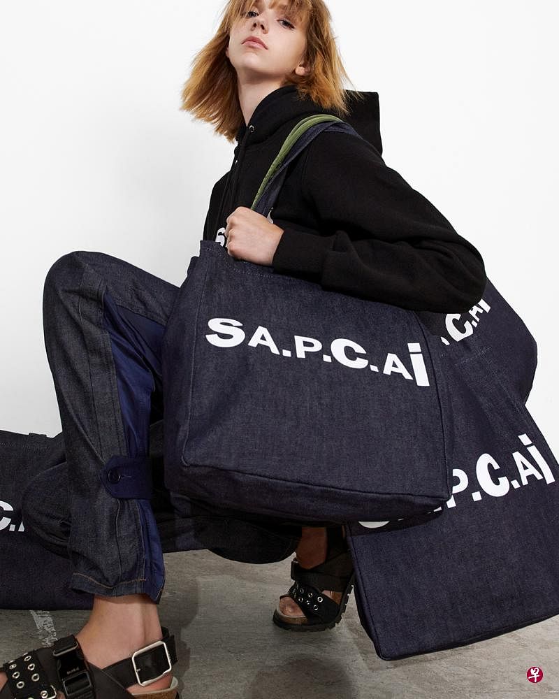 Sacai的超大型托特包尺寸夸张。