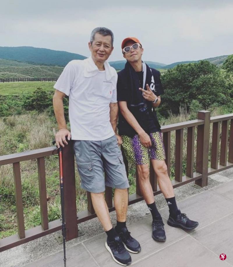 黄鸿升（右）为喜欢大自然的黄爸爸（左）买下北投的房子。（面簿图）