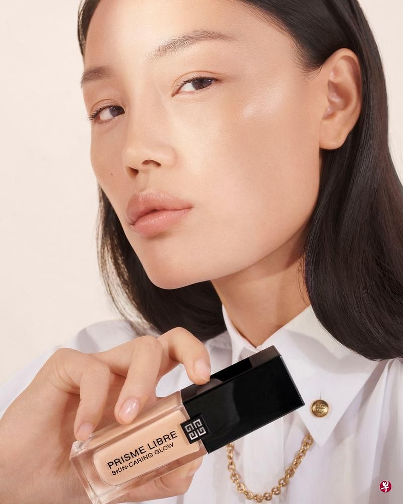 最佳柔亮水光肌推荐：纪梵希Prisme Libre Skin-Caring Glow粉底，售价$110。