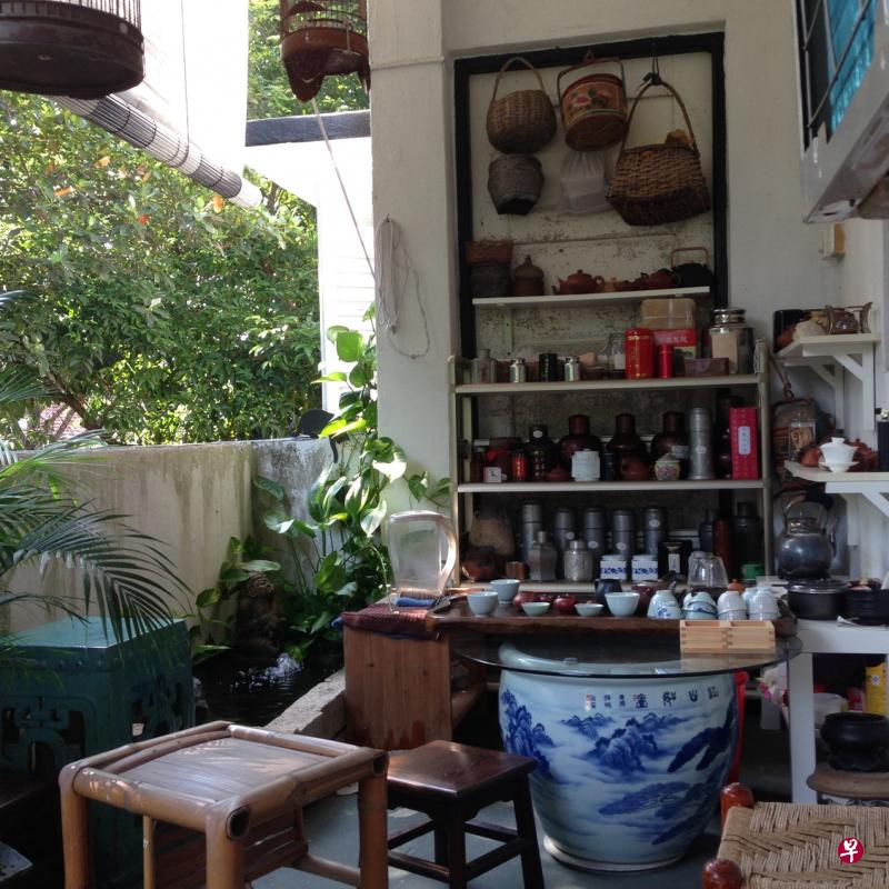画家陈楚智老树画室的阳台茶座，栏外满眼绿意，鸟语花香，煮水泡茶，可闲话艺事，也可静对品茗，悠然共度午后时光，怡情养性。（作者摄）