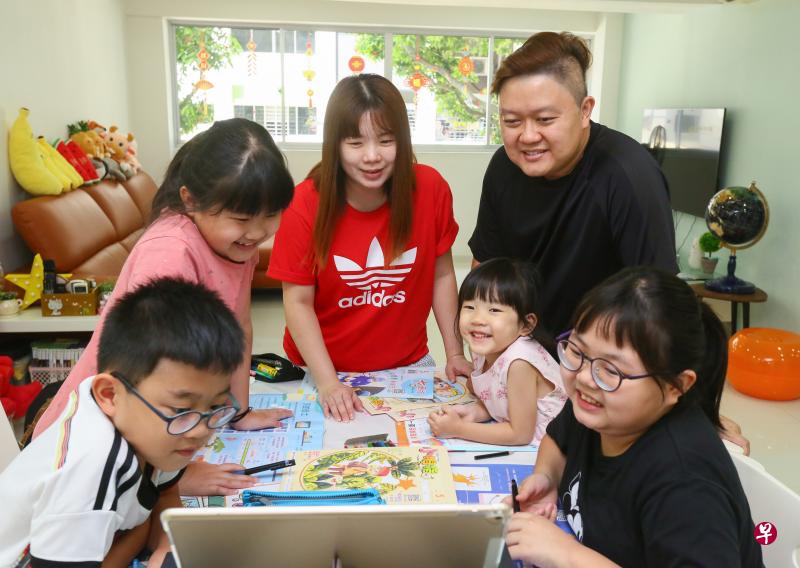 林淑珍和先生刘桂鸿很重视体验式学习，经常带孩子出外郊游，并上网观看动物生态视频，激发孩子对大自然的兴趣。