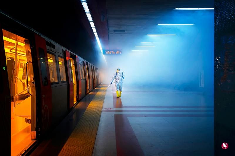 消毒（Disinfection）／©F.Dilek Uyar（土耳其）／街头摄影类别（世界摄影组织提供）