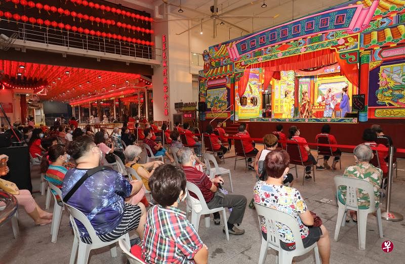 沉寂一年的韭菜芭城隍庙酬神大戏昨晚再度开锣，现场只允许150人看戏，台上台下都遵守安全管理措施。（邝启聪摄）