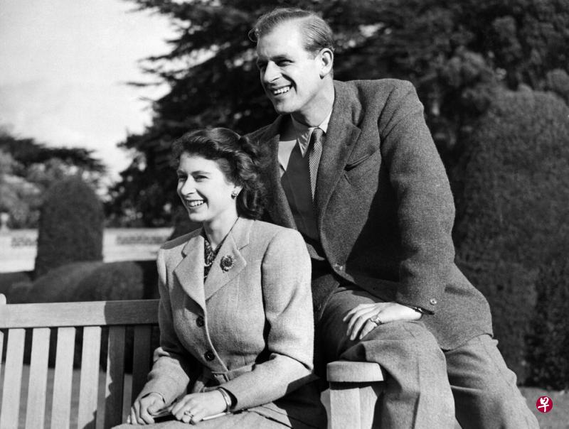 英国女王伊丽莎白二世（左）与菲利普亲王1947年蜜月，摄于英格兰东南部的汉普郡。（法新社）