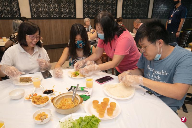 到如切走走吃吃，参加者还有机会亲手制作薄饼和“金杯”。