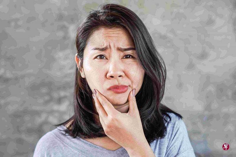面瘫症状包括一只眼睛闭合无力，口角歪斜，单侧脸肌肉麻痹，不能笑，贝尔氏麻痹是常见的病症。（iStock图片）