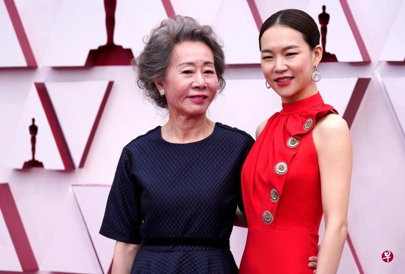 尹汝贞（左）与《米纳里》饰演她女儿的韩星韩艺璃出席奥斯卡颁奖典礼。
