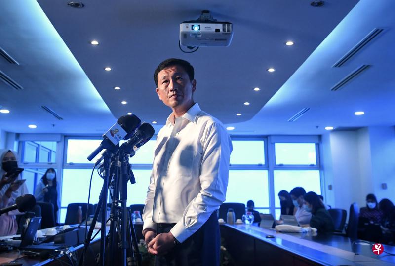 　交通部长王乙康昨天在交通部总部，就新加坡和香港宣布重启航空泡泡接受媒体提问并指出，经过漫长的几个月，重启航空泡泡的条件已经成熟，双方在下来一个月内必须保持警惕，让航空泡泡首航顺利启程。（海峡时报）