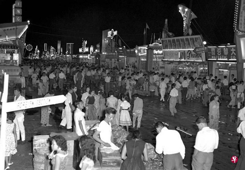 1959年于加冷劳动公园举行的新加坡自治商会，百事可乐的巨型立体广告（箭头指处）清晰可见。（档案照片）