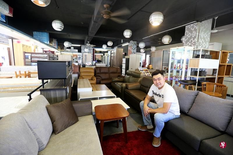 　有志投入新兴电子商务的潘信羱，却选择从传统邻里家具店出发，逐步采取数码化转型方案。（庄耿闻摄）