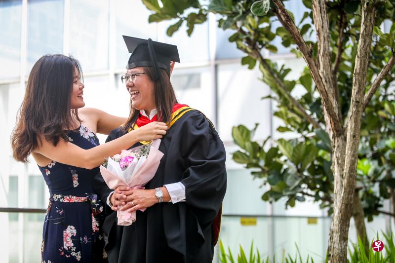 母亲张海桃（右）和女儿许嘉慧均毕业自新跃社科大学，修读的都是学前教育类课程。她们是家人也是同行，受到彼此的影响和鼓舞，希望未来在业内走得更远更好。（叶振忠摄）