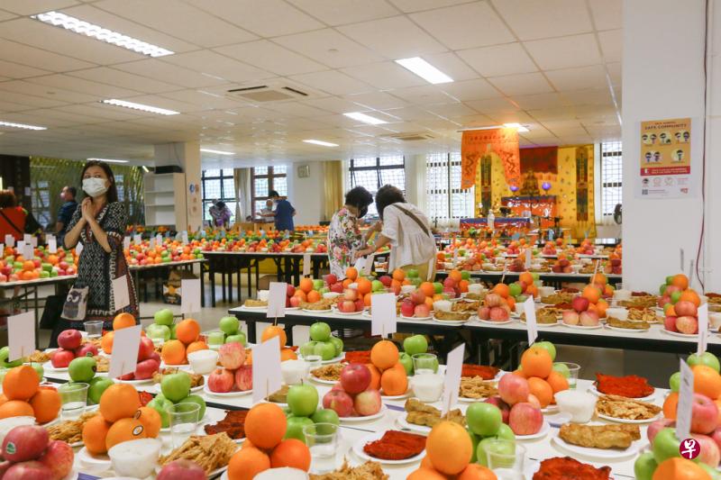 公众到居士林祭祖，除了室内人数限制在50人以内，佛堂也把公众为祖先预订好的贡品按照牌位摆放在桌上，方便公众直接祭拜，不过佛堂也不会阻止人们自带贡品。（施策文摄）