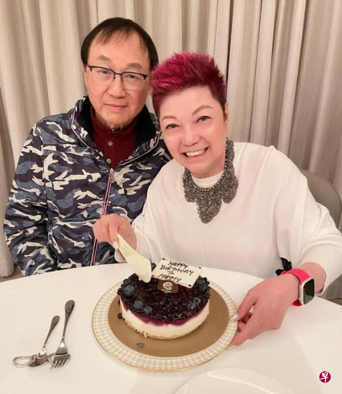 许冠文与妻子 。