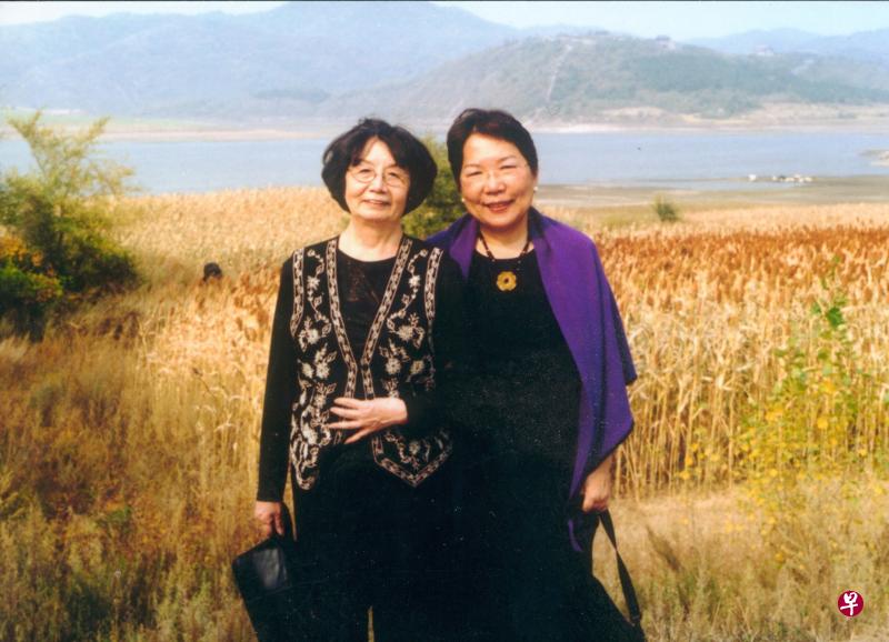 2002年叶嘉莹（左）与席慕蓉在中国东北叶赫河畔。