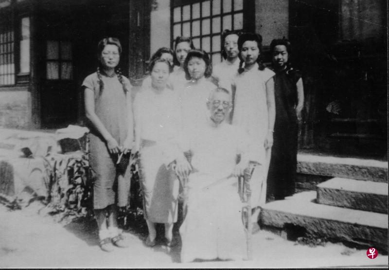 1943年叶嘉莹（二排右一）与同学在顾随先生家中留影。