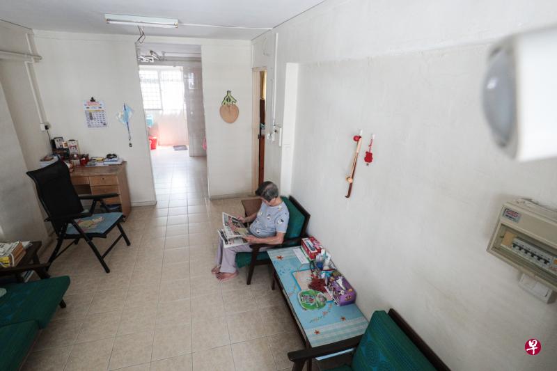 过去20年，陈苏妹独自住在马林台一带的租赁组屋，2015年家中安装感应器系统后，她能更安心地独自生活，若不小心在家跌倒或发生紧急事故，她可及时获救。（李健玮摄）