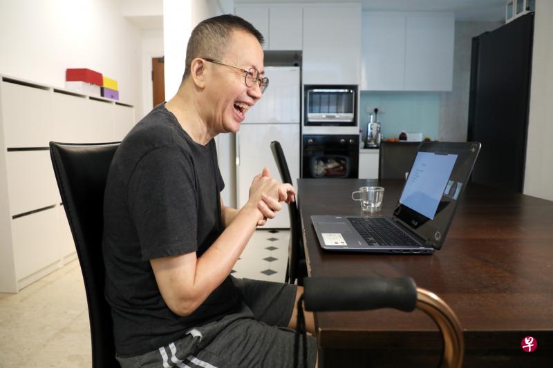 中风病患萧得福改为上网接受远程语言治疗后，康复速度较快，还省下出门去医院的麻烦。（邝启聪摄）
