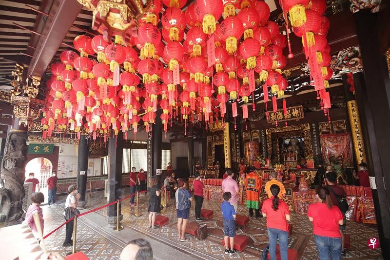 疫情后首个对外开放的妈祖诞庆祝活动，所有法会仪式都简化，只限于正殿进行。（蔡家增摄）