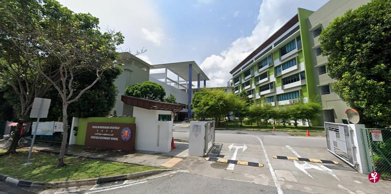 育德中学一名15岁的新加坡籍女学生在4月30日确诊染上冠病，与她有过密切接触者已被隔离，其余学生、职员和外部供应商也须接受拭子检测。进行检测和等待结果期间，学校所有学生下个星期将改为居家学习。（取自谷歌地图）
