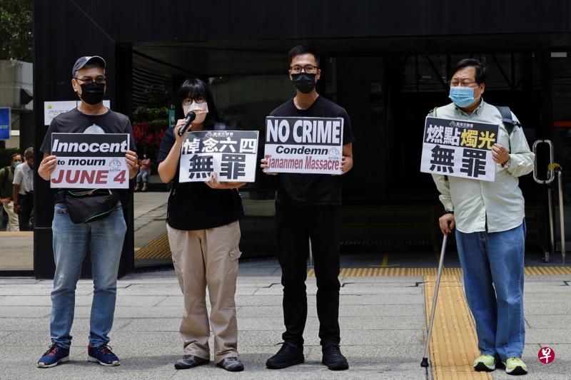 香港支联会副主席邹幸彤（左二）昨天在法庭外说，今年6月4日会继续在维园举办烛光晚会，呼吁港人当晚在不同地方一起悼念六四。（路透社）