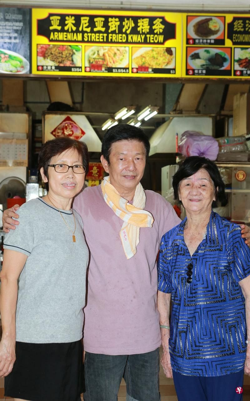 第二代摊主陈文杰（中）与太太（左一）、母亲三人守护着父亲的老招牌。