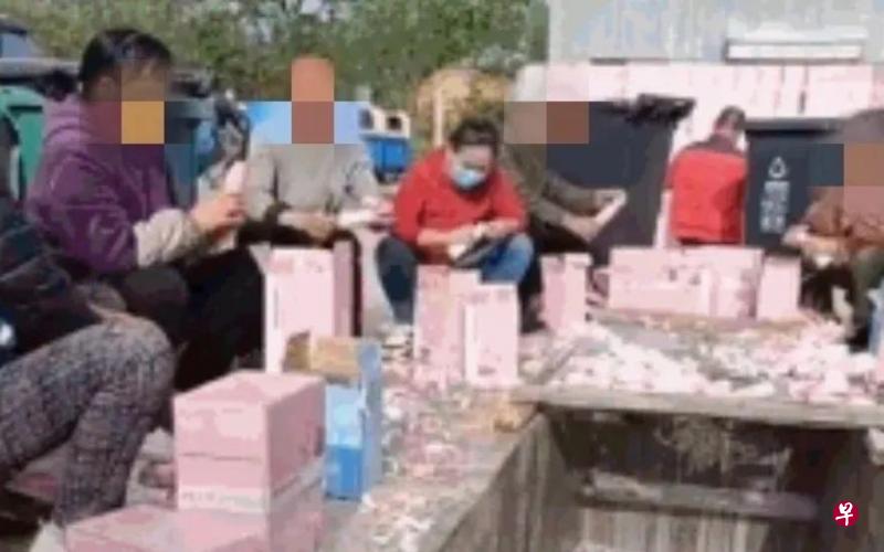 粉丝请人将开瓶后的酸奶饮料倒入水沟，相关视频传出后引发广电局关注。（互联网）