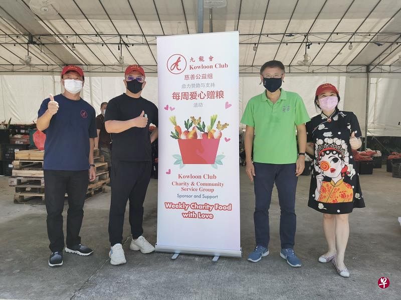 九龙会会长陈文平（左一）、慈善公益小组负责人及主要出资人赵勇（左二）和刘佳（右一），为“每周爱心赠粮”活动出钱出力。右二为活动牵头人宏茂桥集选区国会议员颜添宝。（九龙会提供）