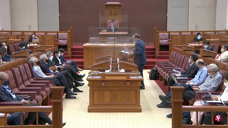 通讯及新闻部长易华仁（中）昨天在国会就新加坡报业控股拟议重组媒体业务的宣布发表部长声明。（gov.sg视频截图）