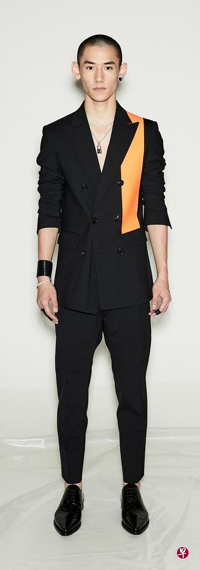Dsquared2男装强调胸部线条。