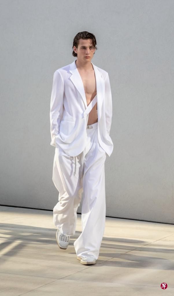 Emporio Armani的宽裤穿起来“仙气飘飘”。