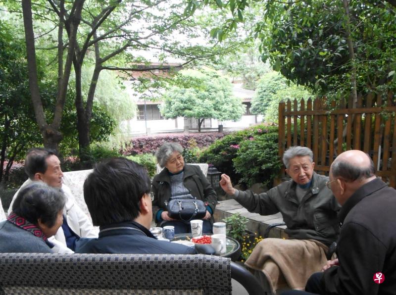 流沙河（右二）在成都芙蓉古城樱花树下与老友聊天。右起：刘德枢、刘夫人、本文作者、高缨、段传琛。（作者提供）