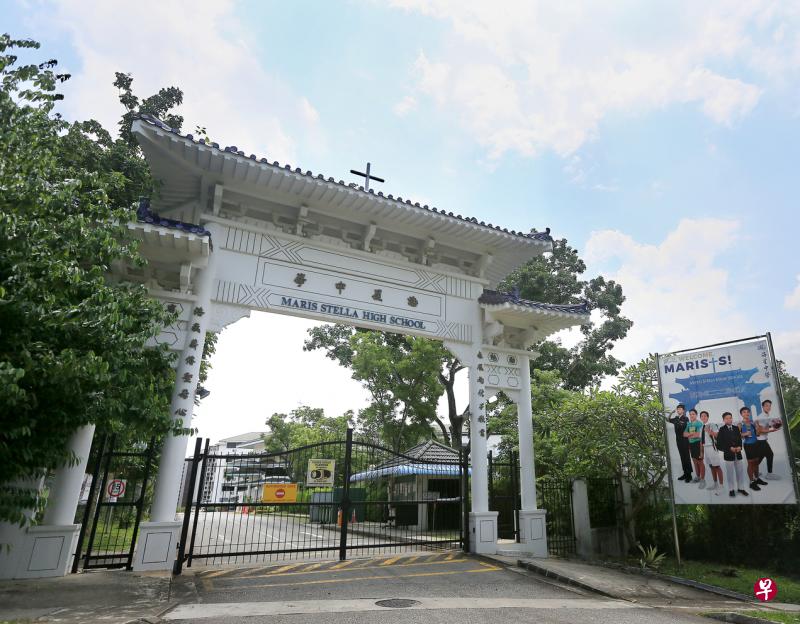 海星中学翡珑山路的校门牌坊于1997年建成，当时学校刚完成大规模的翻新与扩建工程。（龙国雄摄）