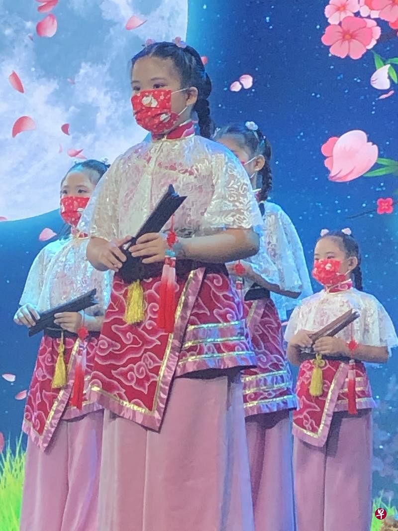 在城隍艺术学院学南音的九岁小妹妹庞伊恩（中），喜欢和年长弦友们一起“打馆”。（谢燕燕摄）