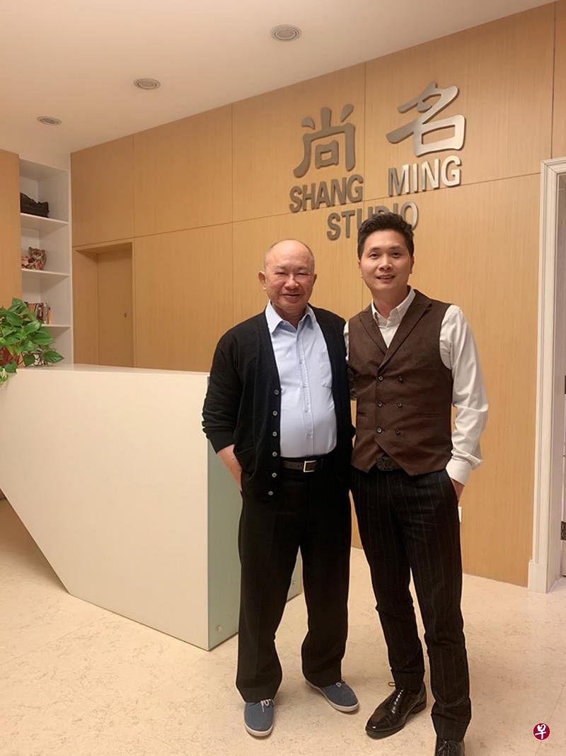 吴宇森（左）与人人娱乐CEO廖宝军密会。（人人娱乐提供）
