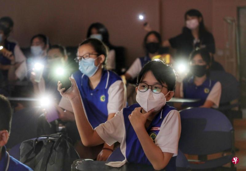 参与第二场“新空下”线上新谣音乐分享会的百德中学师生，在观赏表演时，开启手机闪光灯，营造点点星光。（林国明摄）