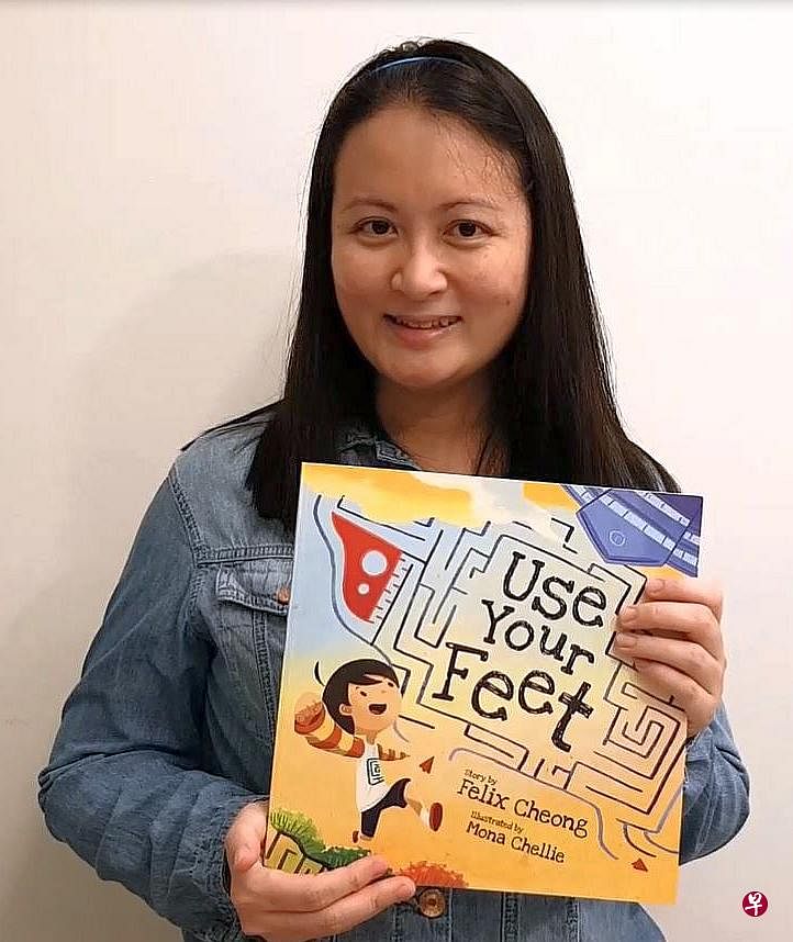 　柳玉纯是义顺图书馆义工，将参与线上说故事活动。她不断练习、调整声调与动作，希望能把故事说得更生动、精彩。（受访者提供）