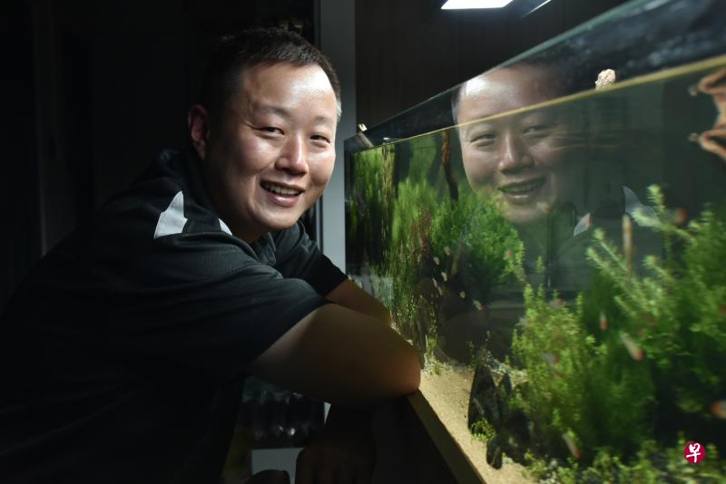 梁维渊：冠病疫情期间在家里的时间长，许多人可能觉得闷，所以就养鱼、养宠物。（伍书永摄）