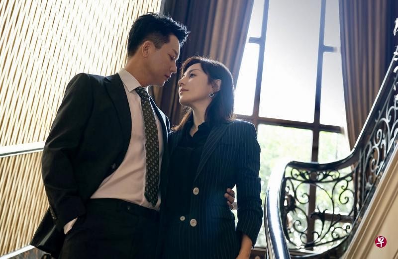 刘奕君（左）剧中二婚娶刘心悠。