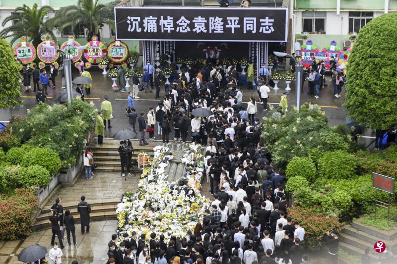 　来自全国各地的民众昨天上午在长沙的湖南杂交水稻研究中心，排队悼念袁隆平。（中新社）