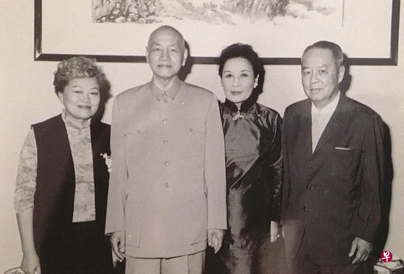 1967年蒋介石（左二）与宋美龄（右二）接见林可胜（右一）与他太太。（作者提供）