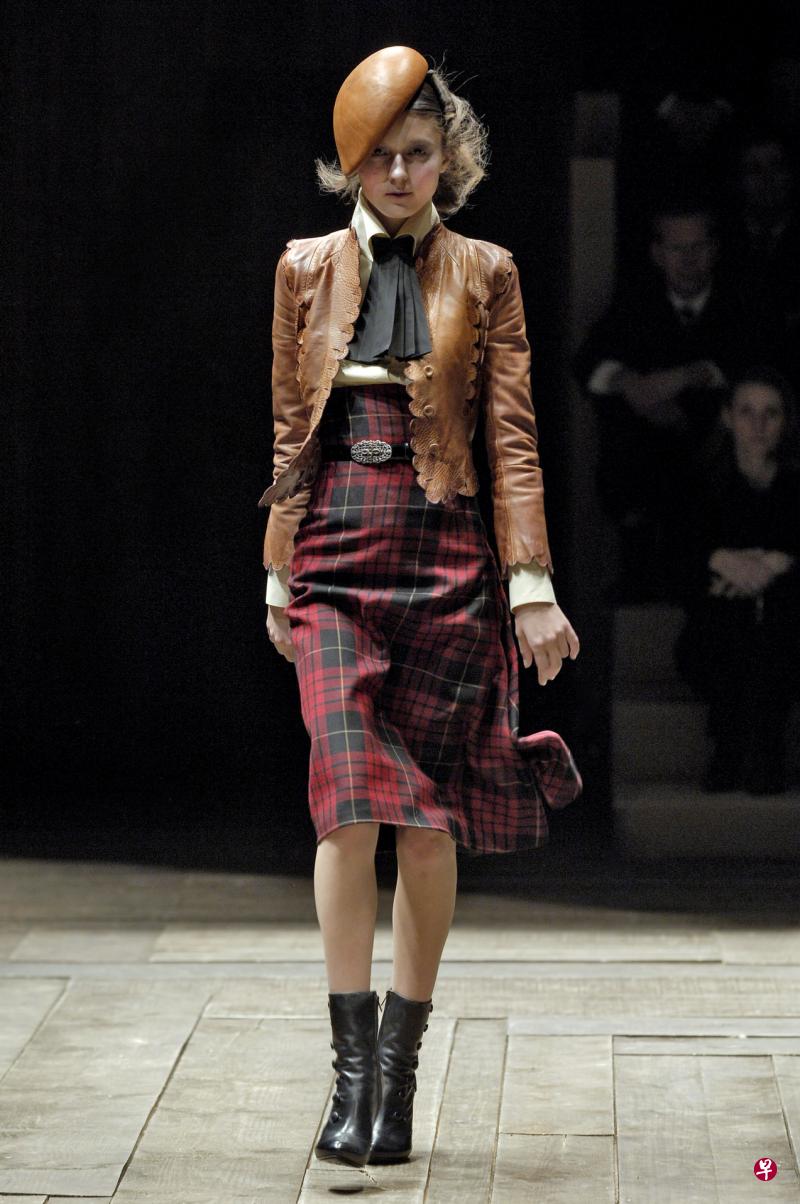 Alexander McQueen 2006秋冬系列（左）及2020春夏系列。（照片：Chris Moore/Catwalking.com）