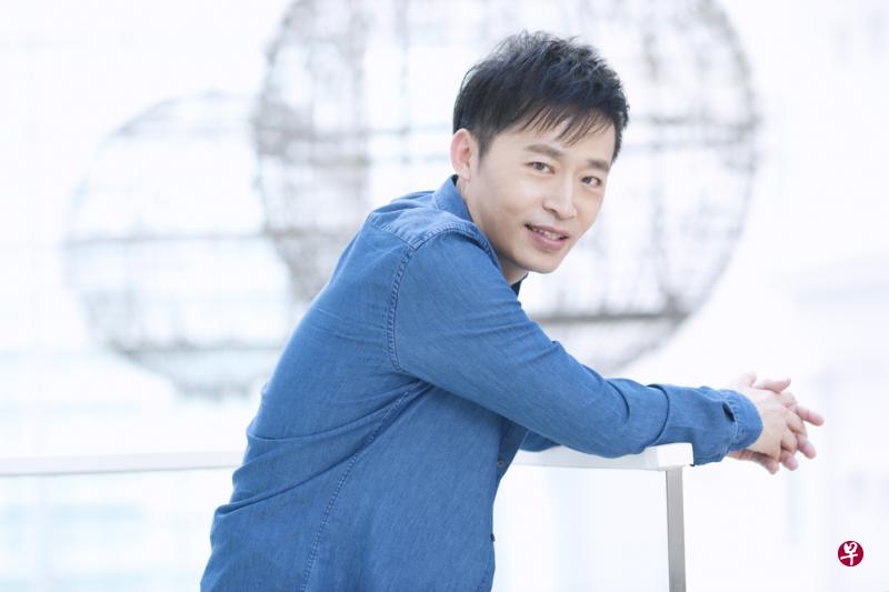 梁文福一路走来，与文字情缘很深。