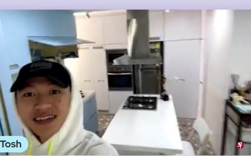 张智扬公开家里的厨房，笑言很少下厨。（直播截图）